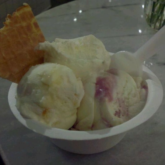 Снимок сделан в Jeni&#39;s Splendid Ice Creams пользователем John C. 9/3/2011