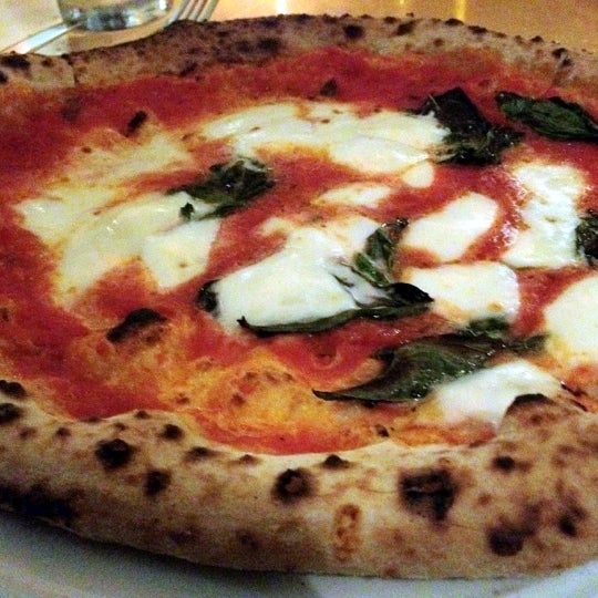 1/3/2012 tarihinde Kyle R.ziyaretçi tarafından Pizzeria Ortica'de çekilen fotoğraf