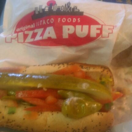 Foto scattata a Chicago Style Beef &amp; Dogs da Jeighsen ®. il 1/29/2012