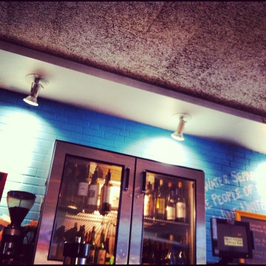 Foto diambil di Remy&#39;s Kitchen &amp; Wine Bar oleh M#STL pada 8/2/2012
