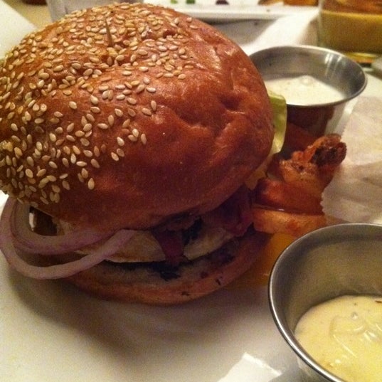 10/29/2011にSarah A.がH Burgerで撮った写真