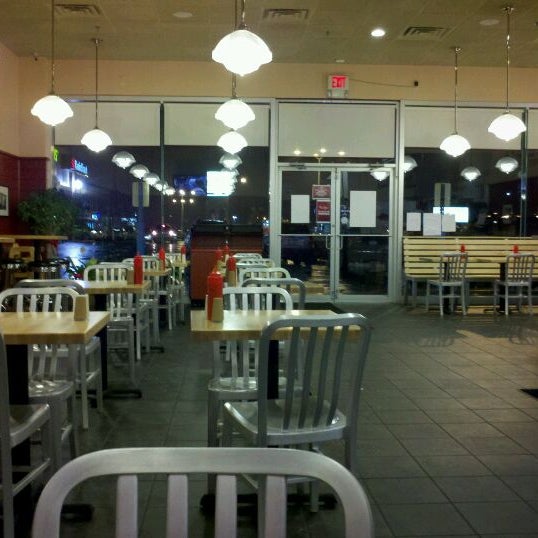 Снимок сделан в Jake&#39;s Wayback Burgers пользователем Jason Z. 11/17/2011