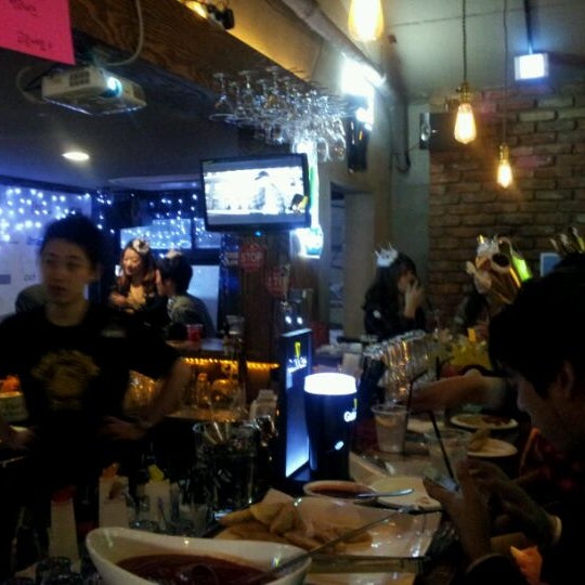 4/16/2012 tarihinde Lykyung K.ziyaretçi tarafından The Bulldog Pub'de çekilen fotoğraf