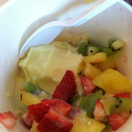 รูปภาพถ่ายที่ Fruttela Frozen Yogurt โดย Chris W. เมื่อ 1/28/2012