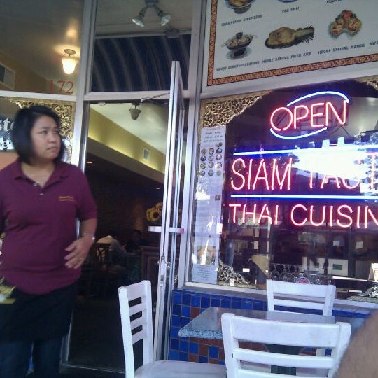 Foto scattata a Siam Taste Thai Cuisine da Snehal S. il 10/21/2011
