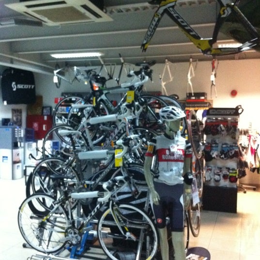Foto tirada no(a) Wolfi&#39;s Bike Shop por Robert D. em 1/8/2012