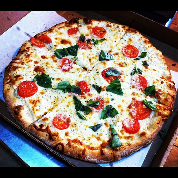 Das Foto wurde bei Solorzano Bros. Pizza von Carlos S. am 7/8/2012 aufgenommen