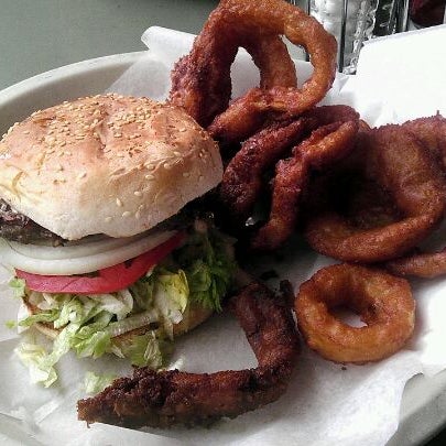 6/14/2012 tarihinde Jaime V.ziyaretçi tarafından Joy Burger Bar'de çekilen fotoğraf