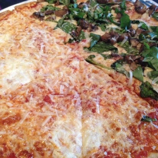 3/12/2012 tarihinde Daniel M.ziyaretçi tarafından Bad Horse Pizza'de çekilen fotoğraf