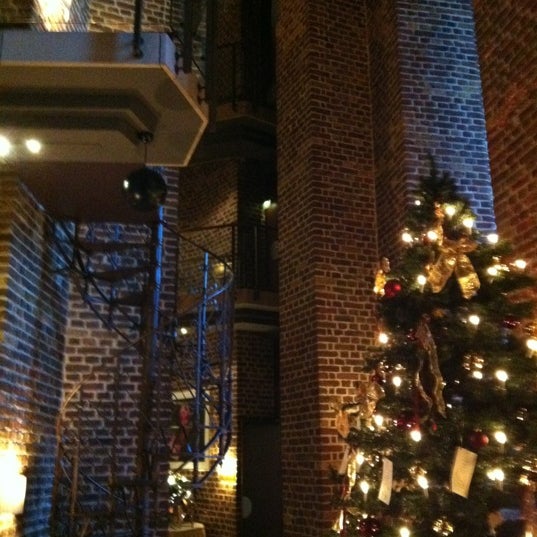 Das Foto wurde bei Wasserturm Hotel von Wesley d. am 12/17/2011 aufgenommen