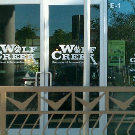 รูปภาพถ่ายที่ Wolf Creek Restaurant &amp; Brewing Co. โดย Roberto G. เมื่อ 9/8/2011
