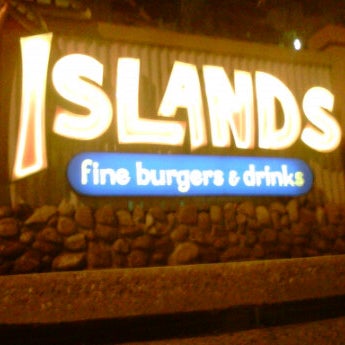 Снимок сделан в Islands Restaurant пользователем Dru L. 11/11/2011