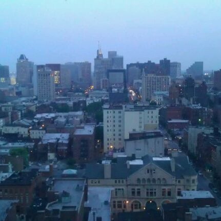 รูปภาพถ่ายที่ 13th Floor โดย A W. เมื่อ 5/27/2011
