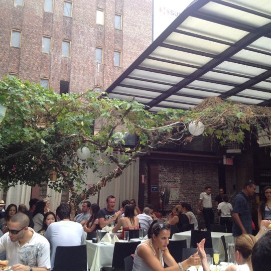 รูปภาพถ่ายที่ Revel Restaurant and Garden โดย Goolzie B. เมื่อ 8/19/2012