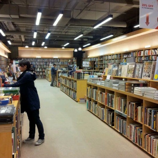 11/20/2011にKaren C.がHennessey + Ingalls Bookstoreで撮った写真