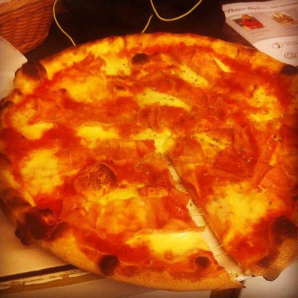 รูปภาพถ่ายที่ Pizzeria La Fiorita โดย Mark J. เมื่อ 12/1/2011