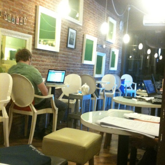 Photo taken at Brown Berry Cafe &amp; Workspace (บราวน์เบอร์รี่) by Panit C. on 2/27/2012