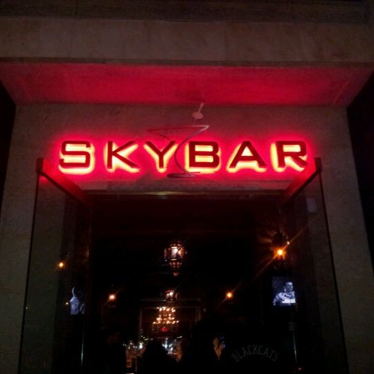 Снимок сделан в Skybar Lounge пользователем Candice M. 12/8/2011