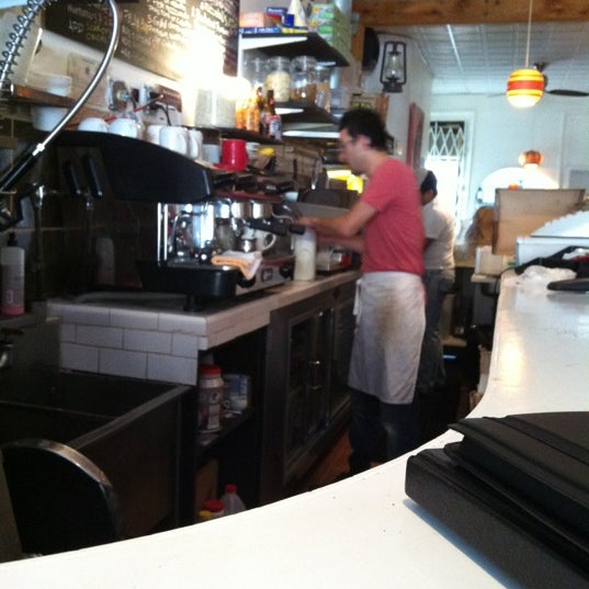 12/19/2011 tarihinde Justin V.ziyaretçi tarafından Boulevard Cafe'de çekilen fotoğraf