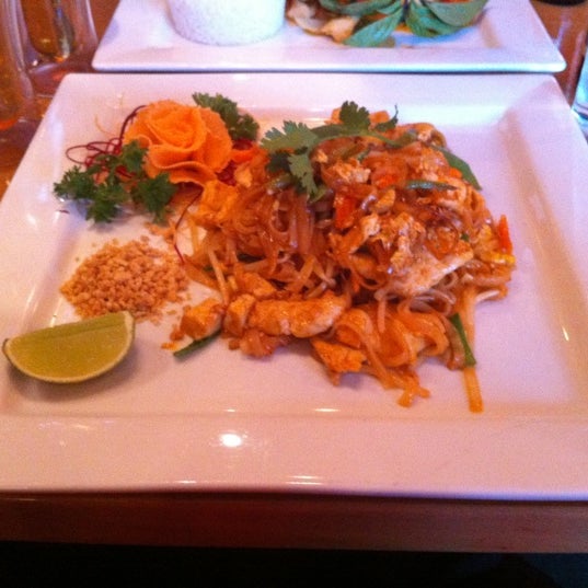 Снимок сделан в Mai Thai Restaurant пользователем Kelly M. 11/5/2011