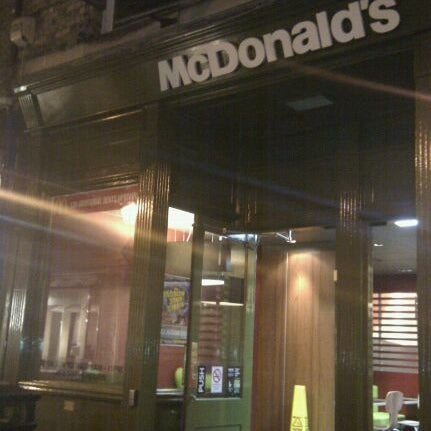 รูปภาพถ่ายที่ McDonald&#39;s โดย Adela Z. เมื่อ 9/30/2011