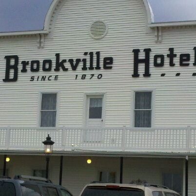 Foto tomada en Brookville Hotel  por Mike V. el 10/8/2011