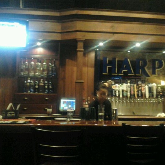 Снимок сделан в Fionn MacCool&#39;s Irish Pub &amp; Restaurant пользователем melanie m. 11/3/2011