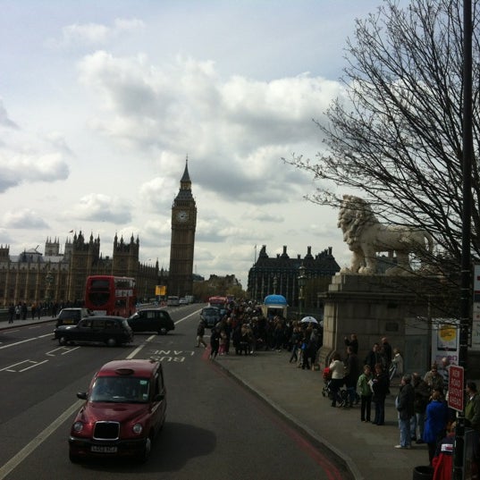 Photo taken at Big Bus Tours - London by Manal 🕊️ on 4/14/2012