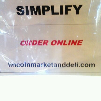 รูปภาพถ่ายที่ Lincoln Market &amp; Deli โดย Noah N. เมื่อ 6/5/2012