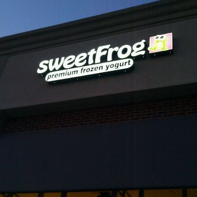 Foto tirada no(a) Sweetfrog Premium Frozen Yogurt por Alex B. em 4/15/2012
