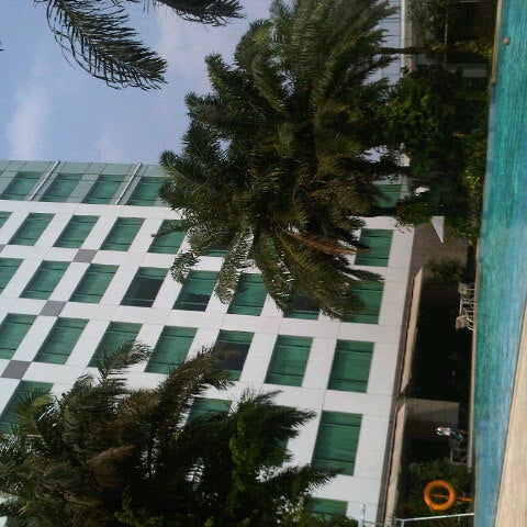 Das Foto wurde bei Poolside - Hotel Mulia Senayan, Jakarta von Lena K. am 8/11/2012 aufgenommen