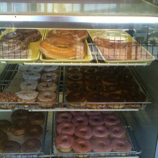 Photo taken at Dat Donut by Thomas Sonny J. on 6/12/2012