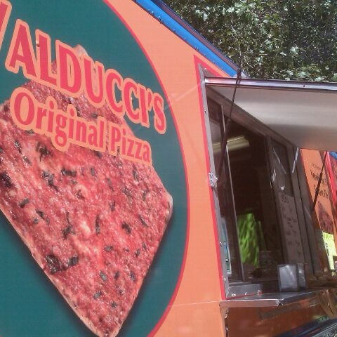 รูปภาพถ่ายที่ Valducci&#39;s Pizza and Catering โดย Marc เมื่อ 8/20/2011