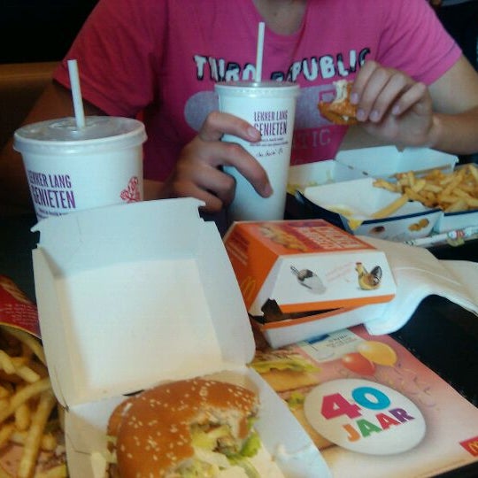 รูปภาพถ่ายที่ McDonald&#39;s โดย Thomas เมื่อ 9/28/2011