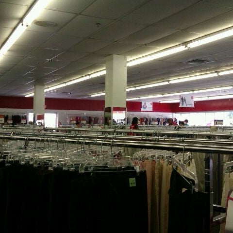 Foto tirada no(a) The Salvation Army Family Store &amp; Donation Center por Carol Z. em 4/18/2012