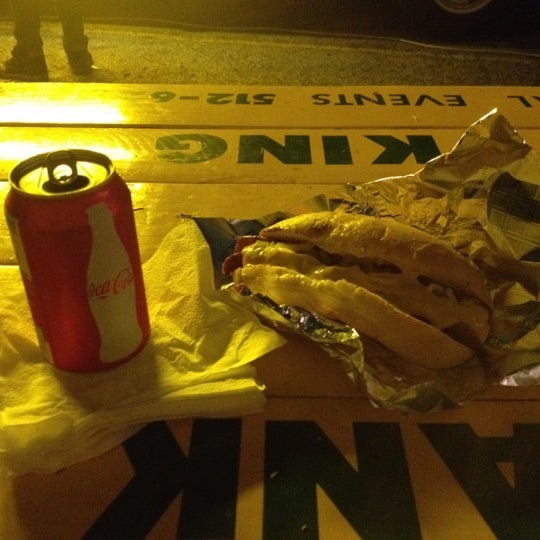 Foto scattata a The Hot Dog King da Susan S. il 4/13/2012