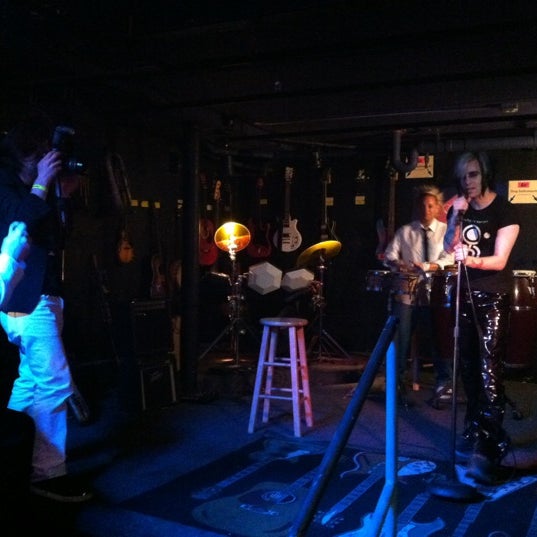 Foto scattata a Studio Karaoke Club da Andrew S. il 3/26/2012