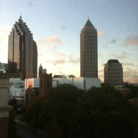 Das Foto wurde bei Residence Inn Atlanta Midtown/Peachtree at 17th von Wayne M. am 10/29/2011 aufgenommen