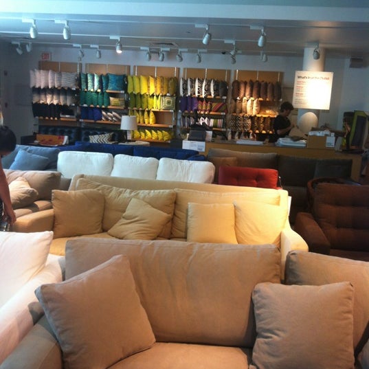 Снимок сделан в Crate and Barrel Outlet пользователем RaJahn O. 8/28/2012