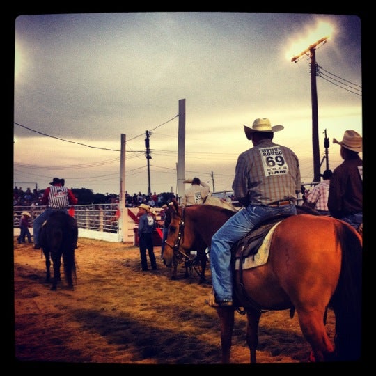 6/2/2012 tarihinde Kristen D.ziyaretçi tarafından Cowtown Rodeo'de çekilen fotoğraf