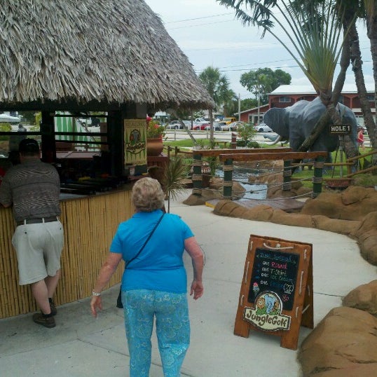 6/19/2012 tarihinde Elaine M.ziyaretçi tarafından Jungle Golf'de çekilen fotoğraf