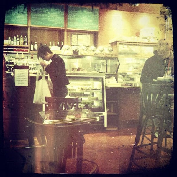 รูปภาพถ่ายที่ Caffe Trieste โดย Evangeline B. เมื่อ 11/28/2011