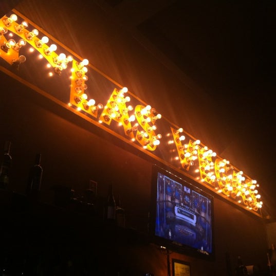 Foto tomada en Rusty&#39;s Old 50 Night Pub  por Devin B. el 3/14/2012