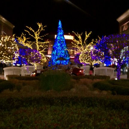 รูปภาพถ่ายที่ The Mall at Partridge Creek โดย Gayle J. เมื่อ 11/18/2011