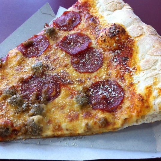 Das Foto wurde bei Big Slice Pizza von TOFoodReviews am 3/19/2011 aufgenommen