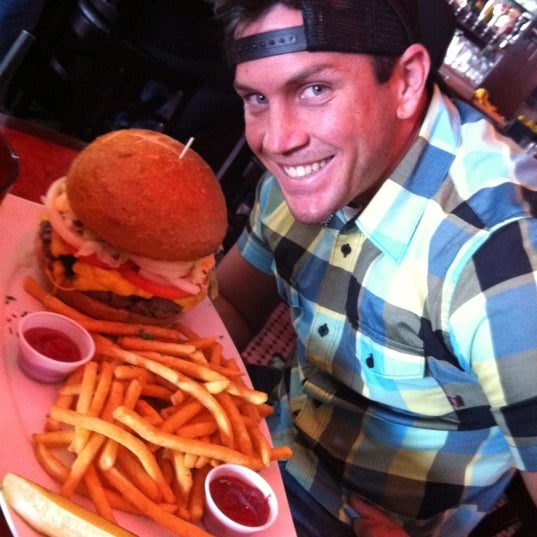 รูปภาพถ่ายที่ Nicky Rottens Bar &amp; Burger Joint โดย Branden W. เมื่อ 1/15/2012
