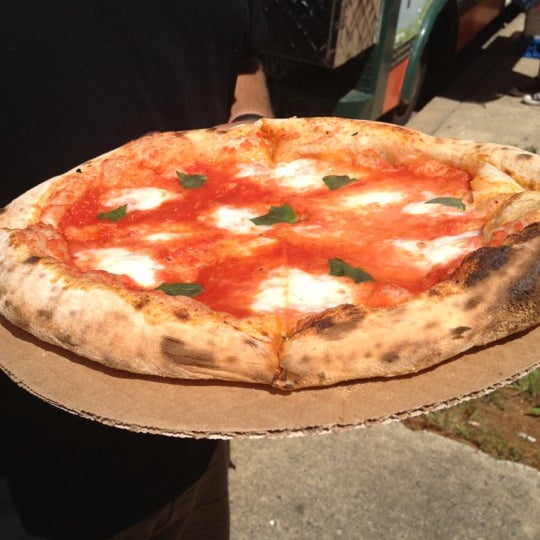 รูปภาพถ่ายที่ Pitruco Mobile Wood-Fired Pizza โดย Viva M. เมื่อ 5/13/2012