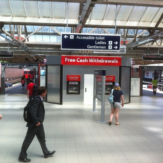 Wimbledon London Underground Station - Metro Station in Merton
