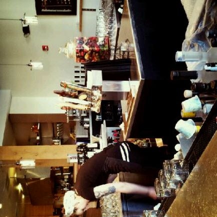 รูปภาพถ่ายที่ Vino Rosina Wine Bar โดย Olivia O. เมื่อ 2/7/2012