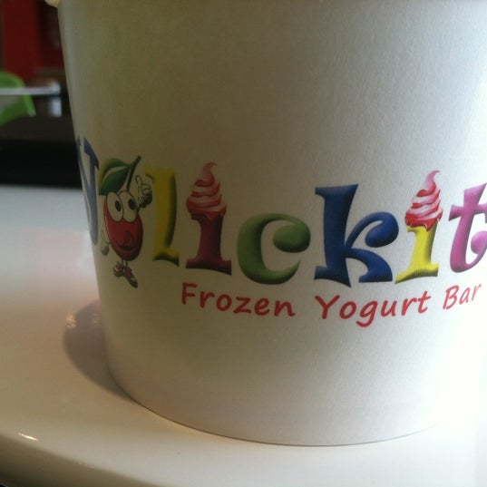รูปภาพถ่ายที่ Yolickity Frozen Dessert Zone - Webster โดย Rob B. เมื่อ 5/25/2012